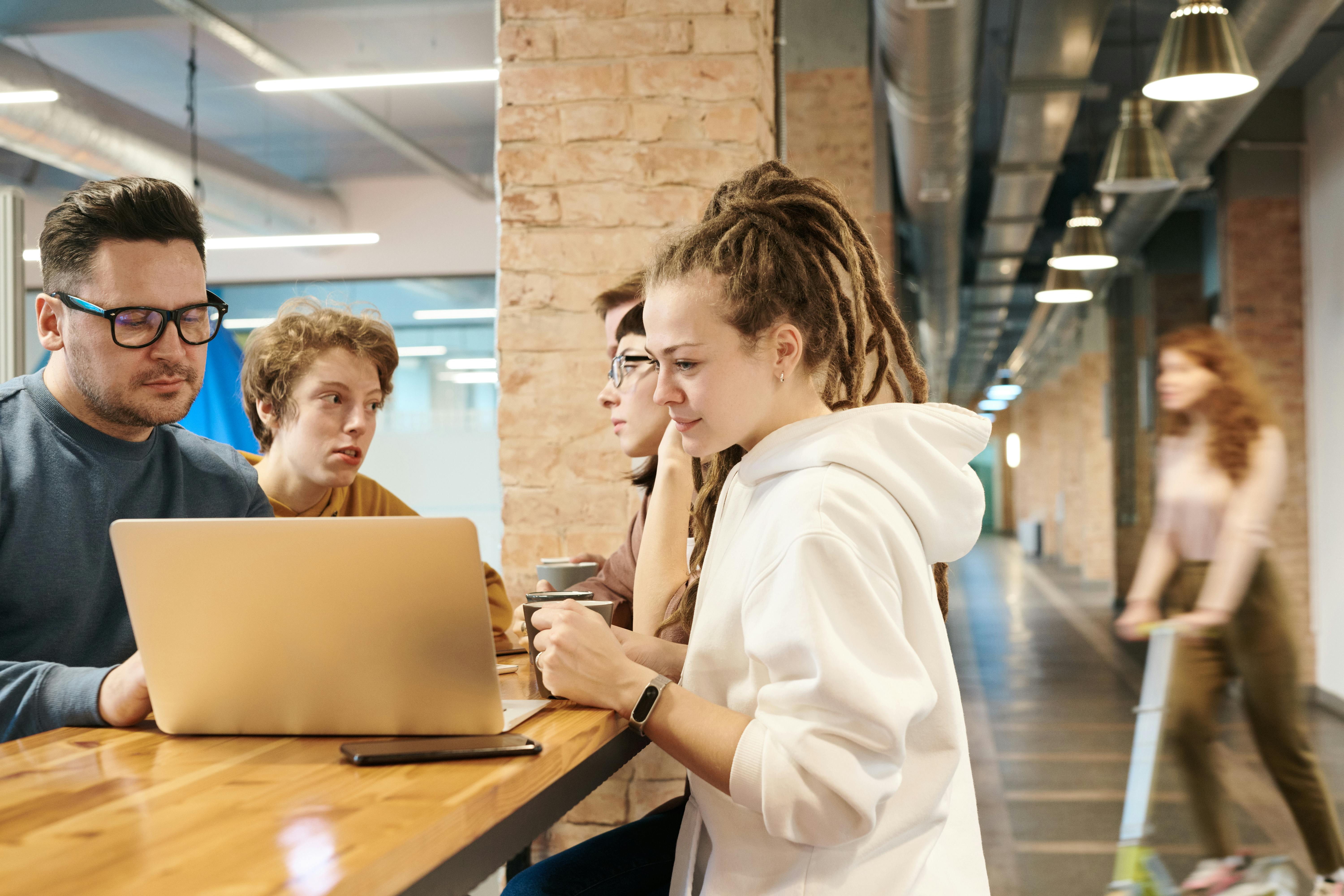 Young professionals werken samen aan een project