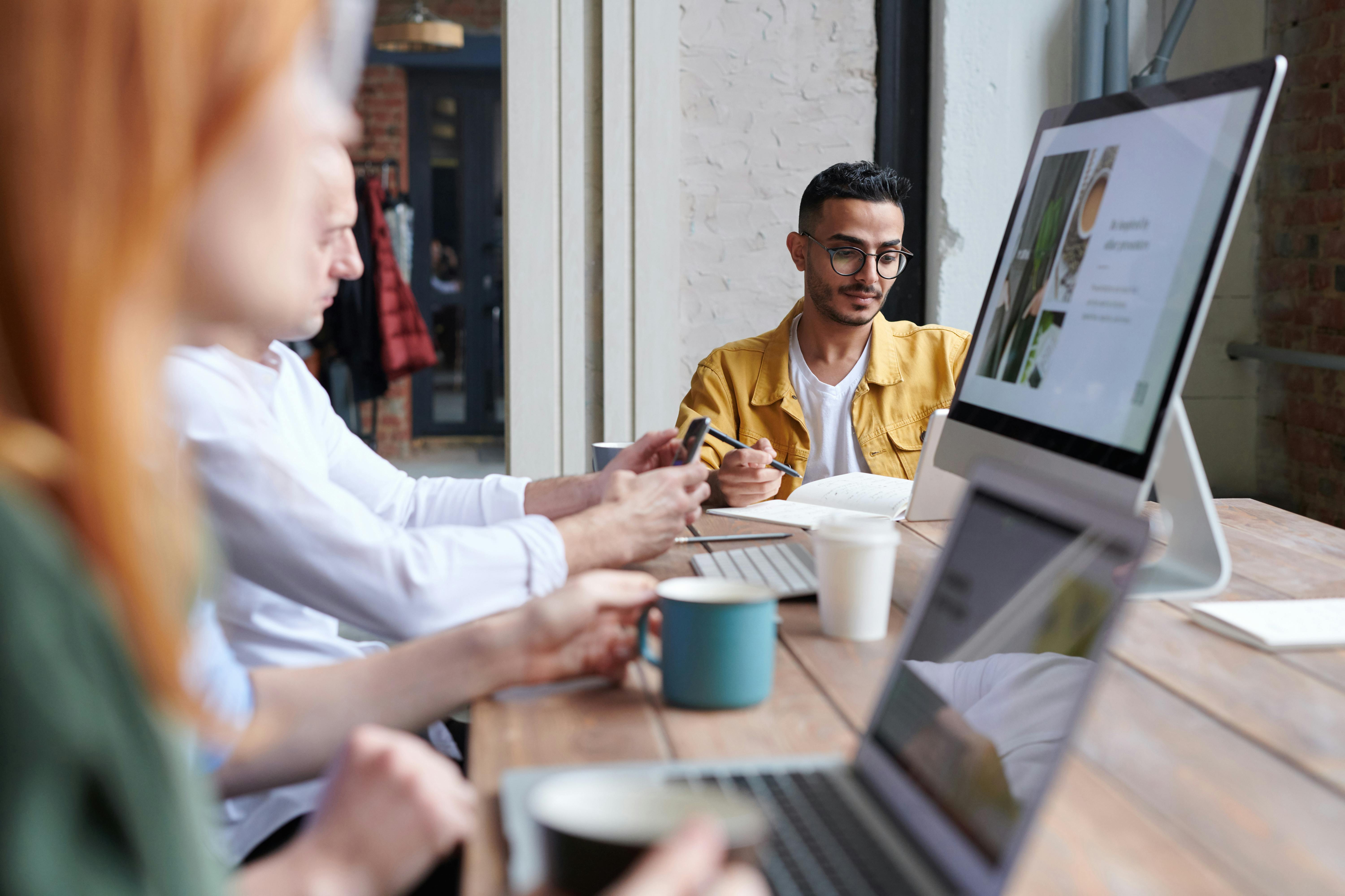 Young professionals aan het werk in open kantoor